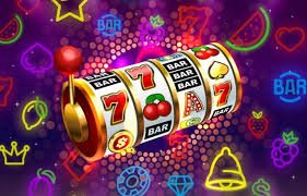 Dealer live casino profesional berinteraksi dengan pemain di bolaslot